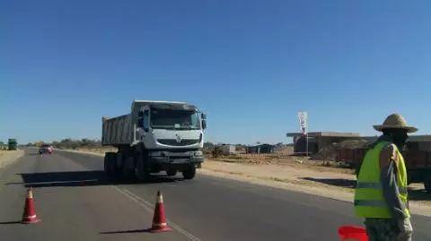 在非洲遇到国产卡车视频,实力演绎中国制造魅力