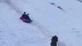 国产雪地摔倒搞笑视频,国产搞笑摔倒视频集锦